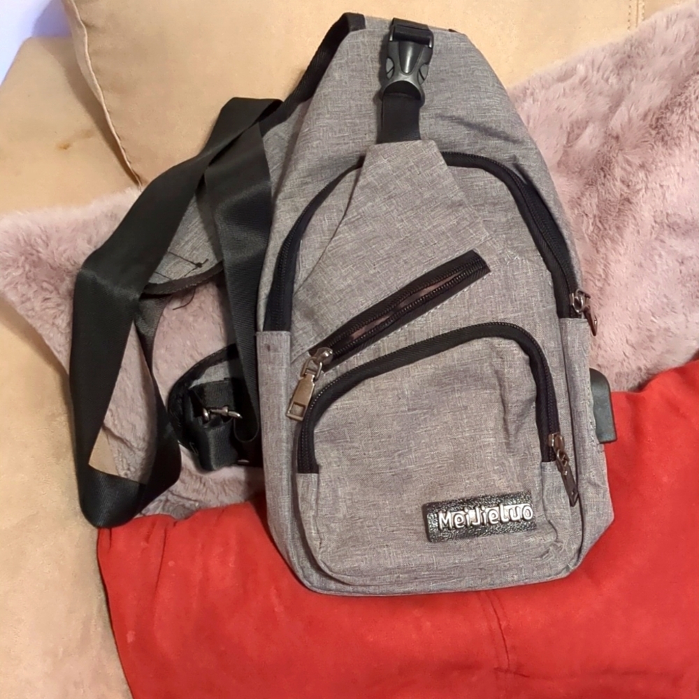New Rop Men's Sling Bag Small Chest Crossbody Shoulder Bag with USB Charg